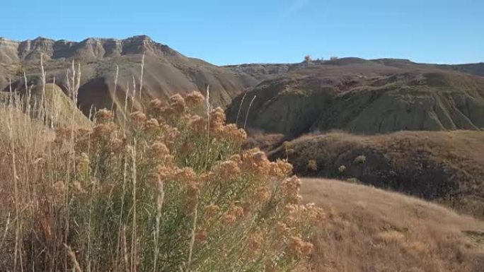 令人惊叹的砂岩山脉在荒地国家公园的草原上升起