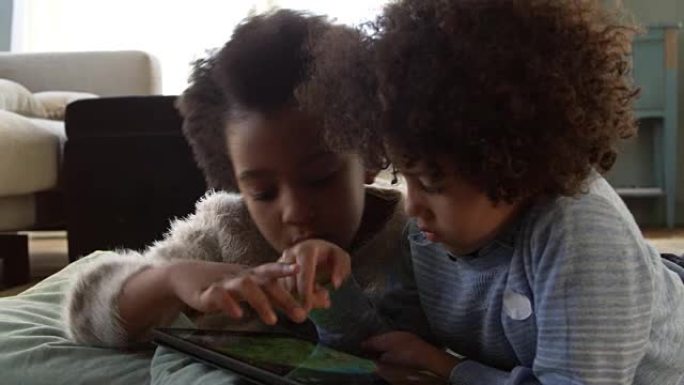 两个孩子在R3D上在家玩数字平板电脑