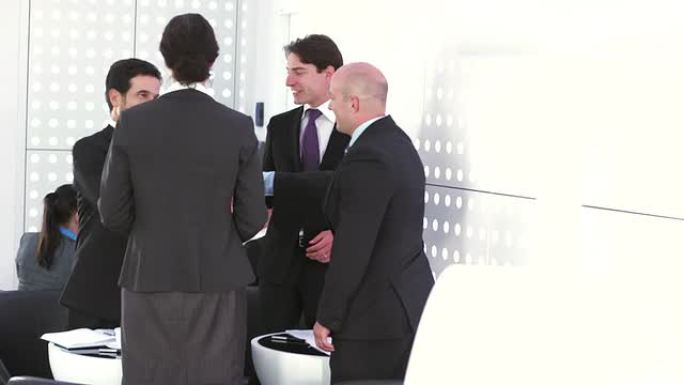 高清: 商界人士在咖啡馆握手