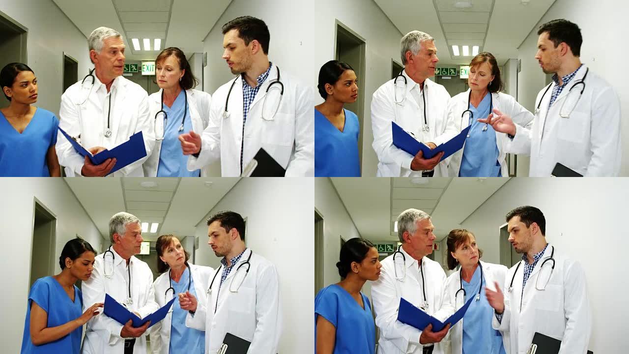 医生和护士在走廊上行走时讨论医疗报告