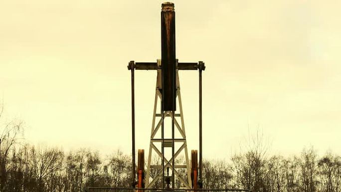 日落时油泵泵送钻井平台采油勘探石油开采