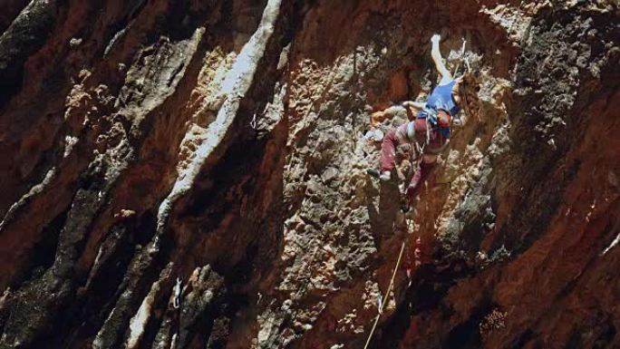 年轻的女性攀岩者在比利牛斯山脉的一个洞穴内缩放