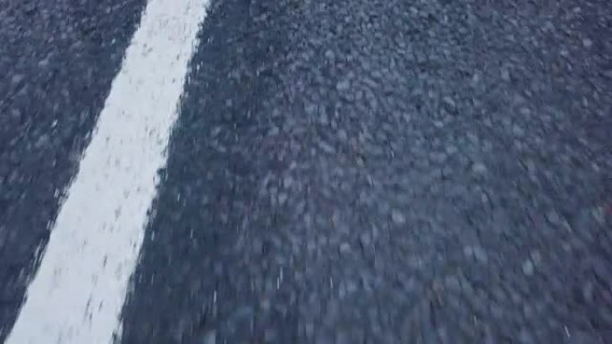 在道路上行驶特写柏油马路白线低视角