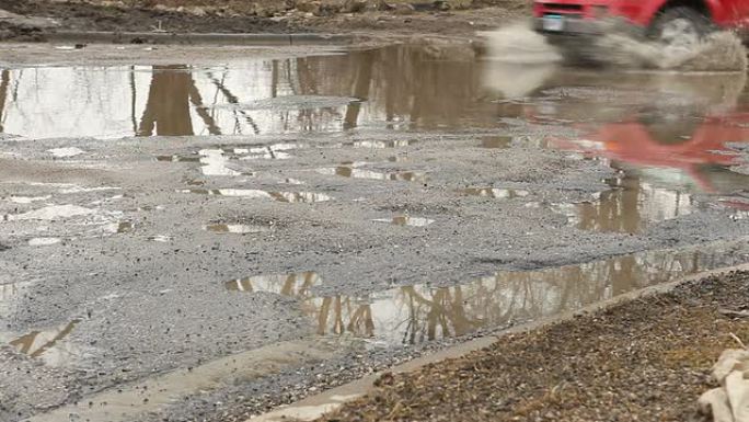 红色SUV在道路积水中飞溅