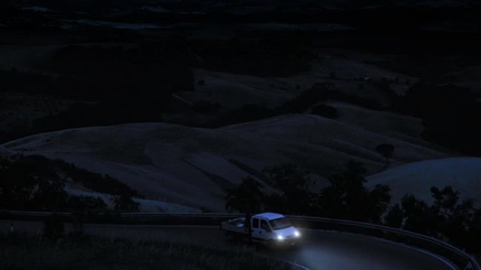 晚上用乡村路拍摄风景。相机倾斜
