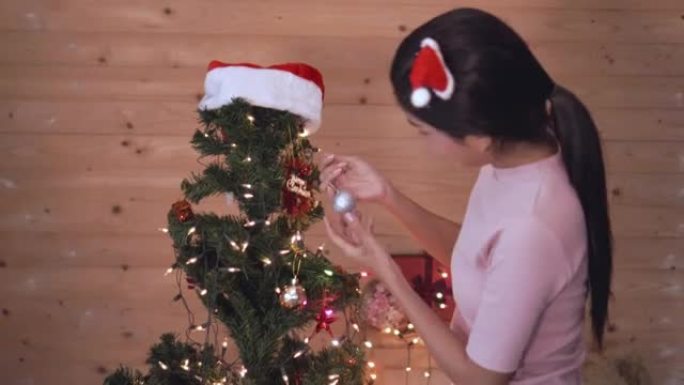 女性邀请圣诞树装饰，家用相机手持视频4k。
