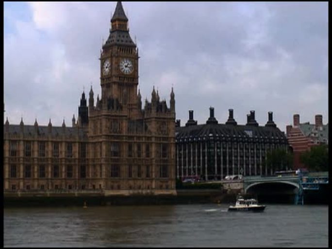 伦敦议会(大本钟)的外观在河上的船