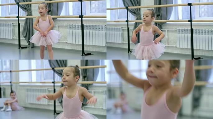 芭蕾舞课上跳的女孩