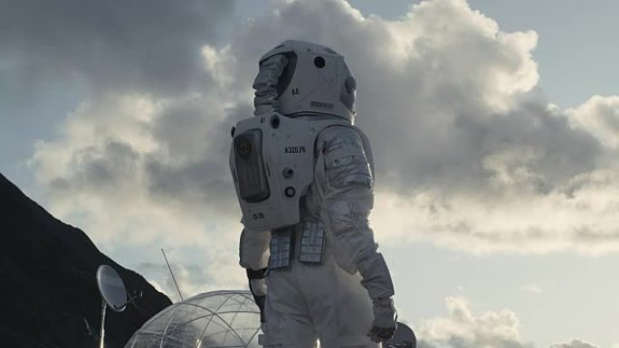 紧接着拍摄的宇航员在冰冻的外星星球上环顾四周。背景:他的基地/研究站。科技的进步带来了太空探索和殖民