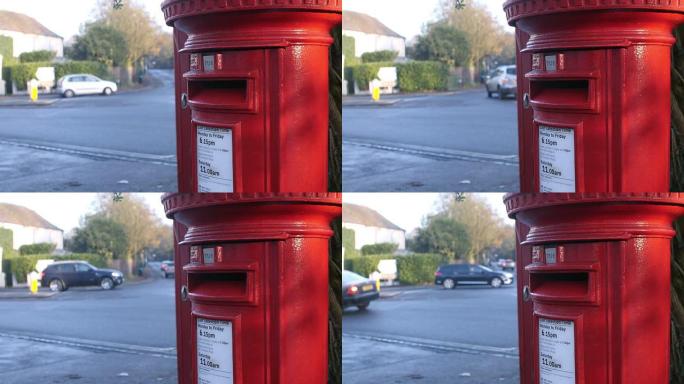 交通繁忙路口的红色邮政信箱
