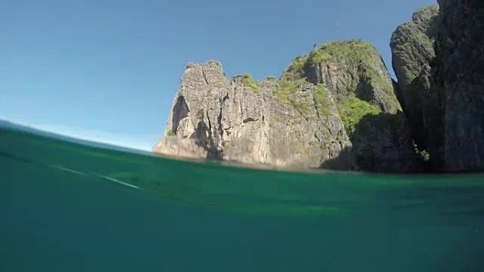 半水下平静的海浪滚过披披群岛附近的石灰岩岩溶体