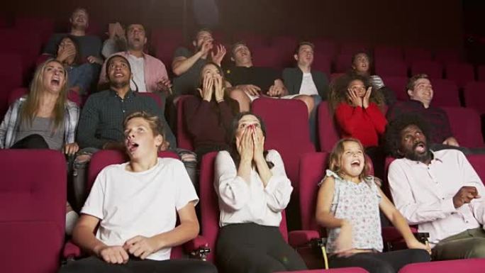 电影院中的观众观看R3D拍摄的恐怖电影