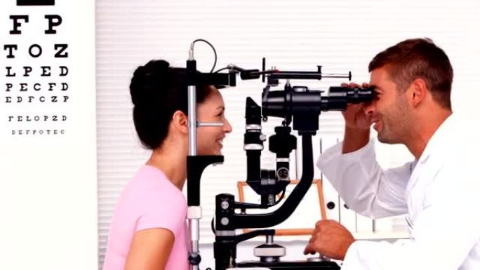 眼镜商检查患者的眼睛
