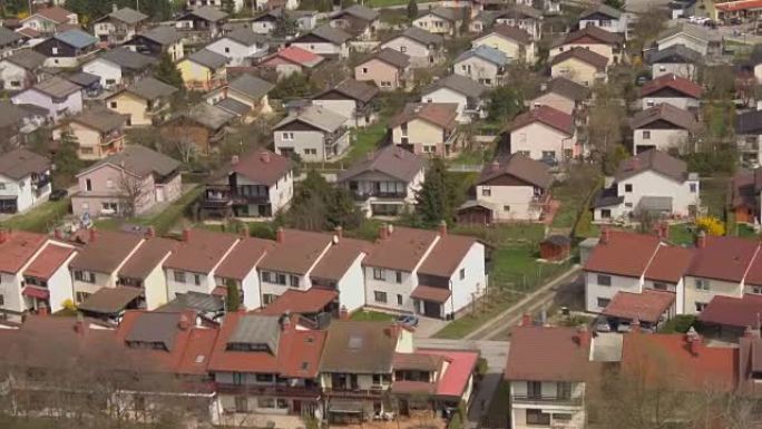 空中: 美丽的郊区城镇中的住宅排屋