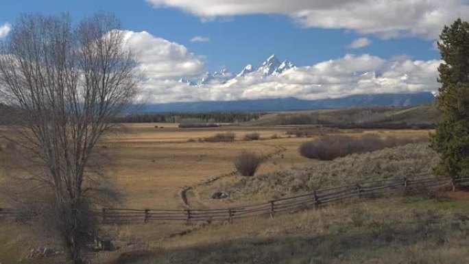 空中: 飞越风景如画的草地，驶向大提顿山峰