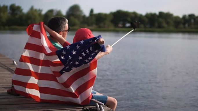 父亲和儿子与美国国旗合影
