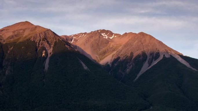 新西兰坎特伯雷亚瑟山口国家公园的日落时间流逝