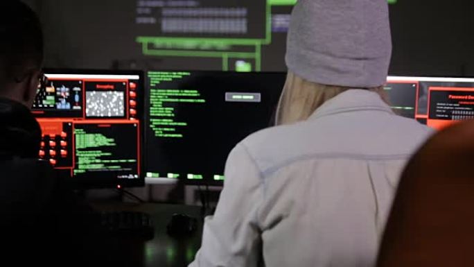 试图访问计算机系统的年轻男女黑客