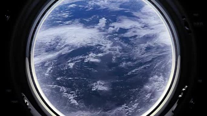 透过宇宙飞船的窗户可以看到地球。国际空间站。飞走了。现实的氛围。体积云。从太空看。太空，地球，轨道，