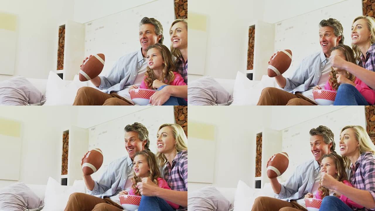 微笑的家人在客厅吃爆米花时看电视4k
