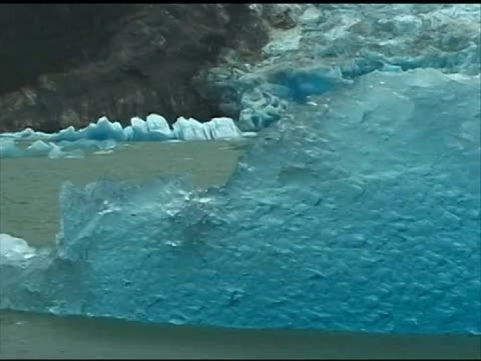 冰山碎片/部分，移动以露出冰川