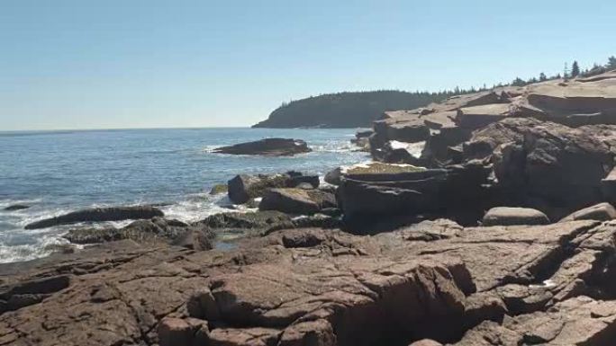 特写: 北大西洋在晴天在缅因州的岩石海岸线上摇摆不定