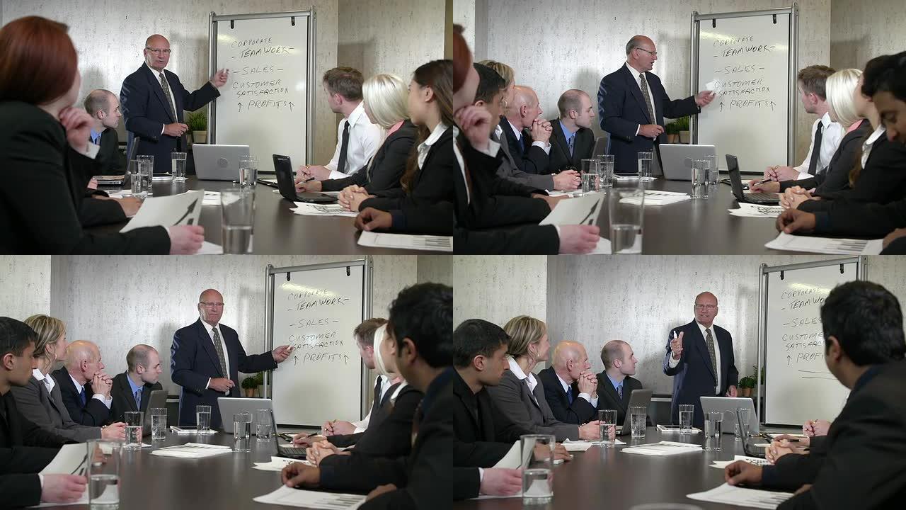 在董事会会议室举行的业务团队会议