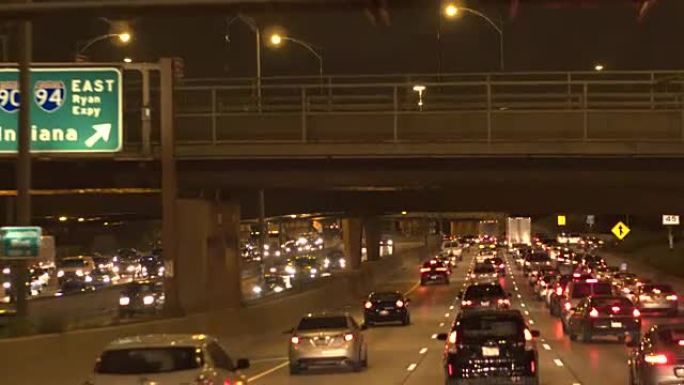 FPV: 夜间沿着芝加哥市繁忙的多车道高速公路行驶