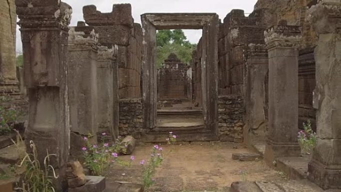 近距离观察:微风吹过寺庙废墟的走廊。