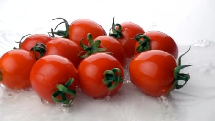 白色背景上的西红柿与水花