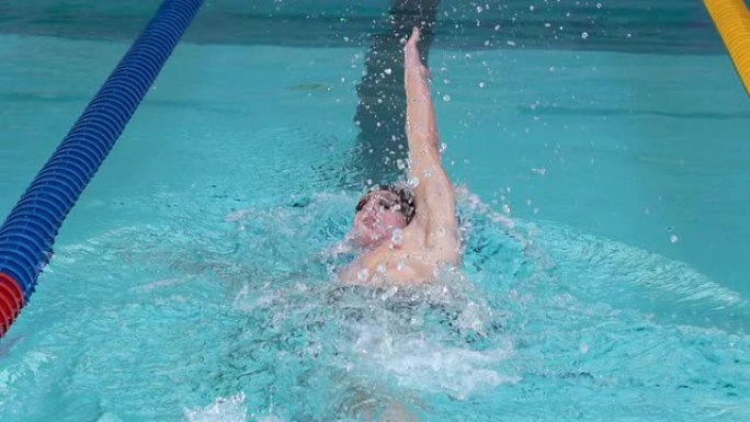 HD Super Slo Mo：年轻男子仰泳运动员