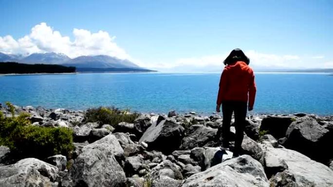 新西兰坎特伯雷库克山普卡基湖绿松石湖附近放松的女人