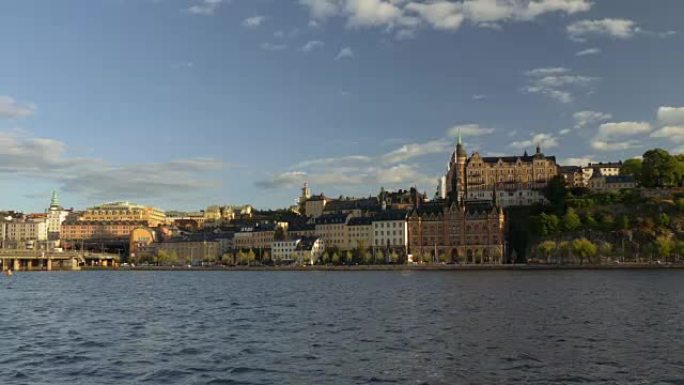 从老城路堤上的水面看。瑞典斯德哥尔摩。缩小镜头