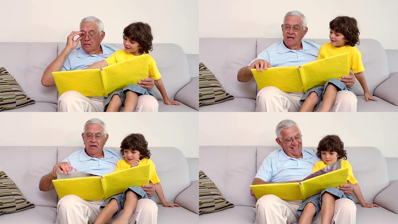 老人带着孙子看相册