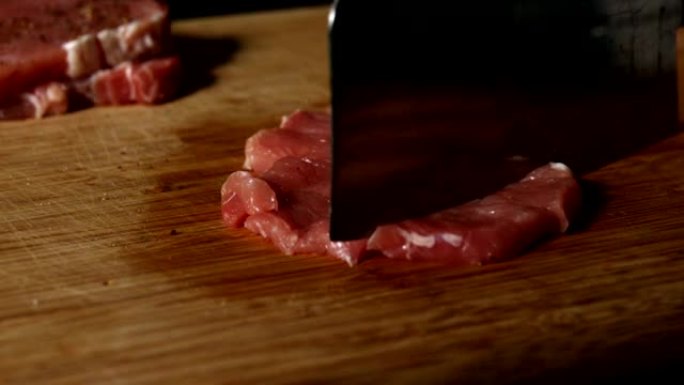 在木板上切肉刀嫩化猪排