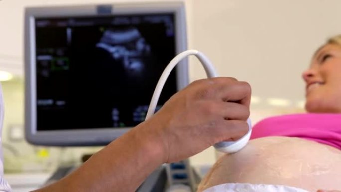 孕妇进行超声波扫描的特写