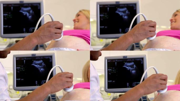 孕妇进行超声波扫描的特写
