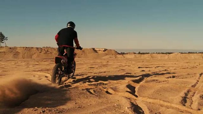 以下是职业摩托车越野赛摩托车骑手在沙丘和越野赛轨道上行驶的照片。