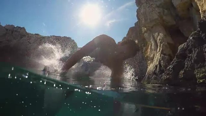 水下慢动作: 快乐的男人在快乐的暑假跳进水里
