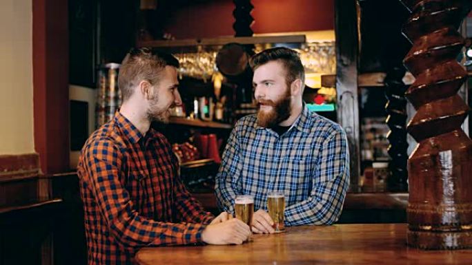 DS两个年轻人在酒吧里喝啤酒