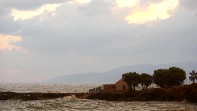 暴风雨，雨，雾，雾风景海滩悬崖。