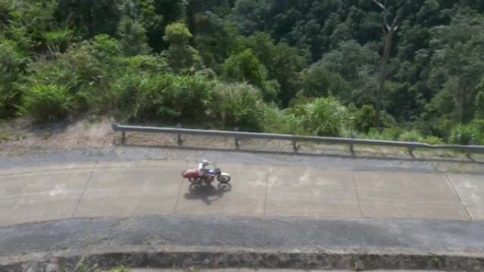 胡志明路上两名摩托车手的俯视图