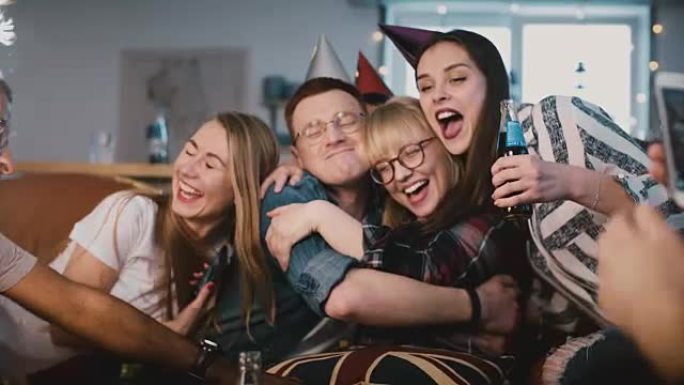 欧洲女人在生日聚会上拥抱朋友。快乐的多民族青年一起分享生日庆祝活动。4K