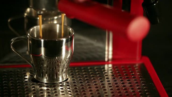 红咖啡机倒意式浓缩咖啡