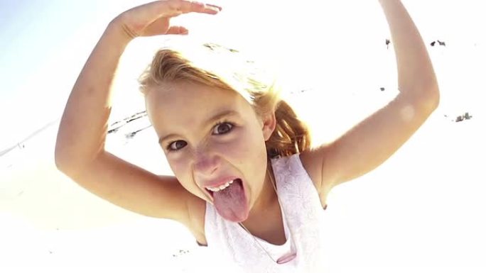 沙滩小女孩伸出舌头