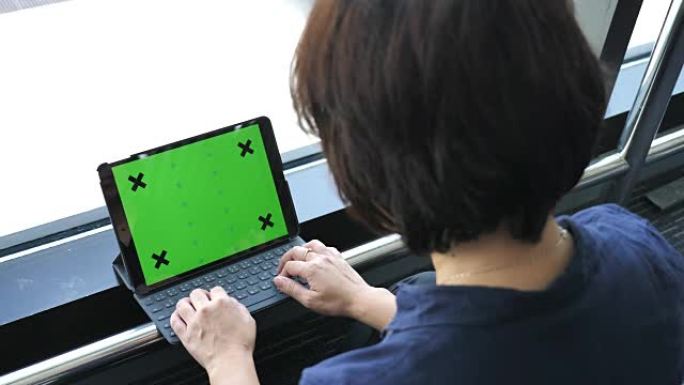 绿色屏幕上的笔记本电脑