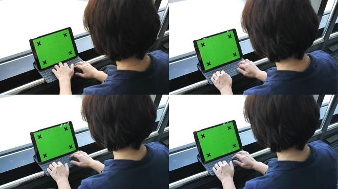绿色屏幕上的笔记本电脑