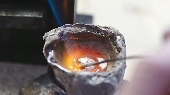 火焰熔化液态金属