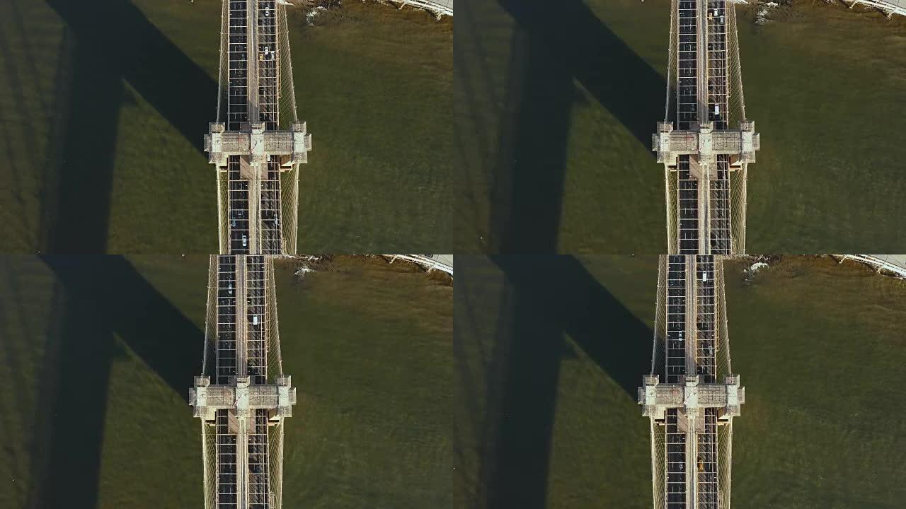 美国纽约穿过东河的布鲁克林大桥上交通道路的俯视图