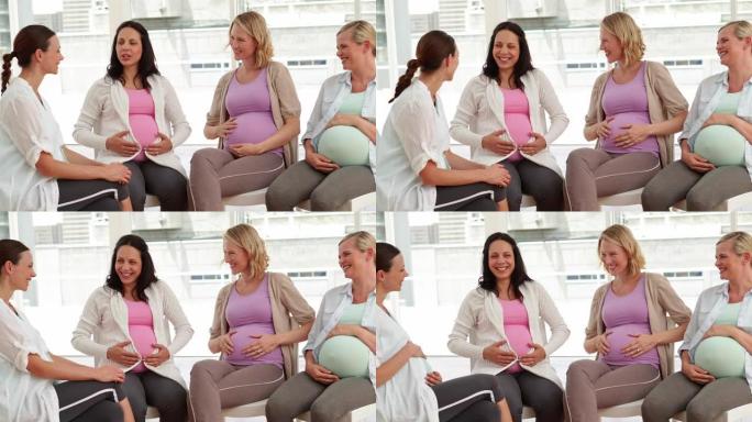孕妇在产前课上一起聊天